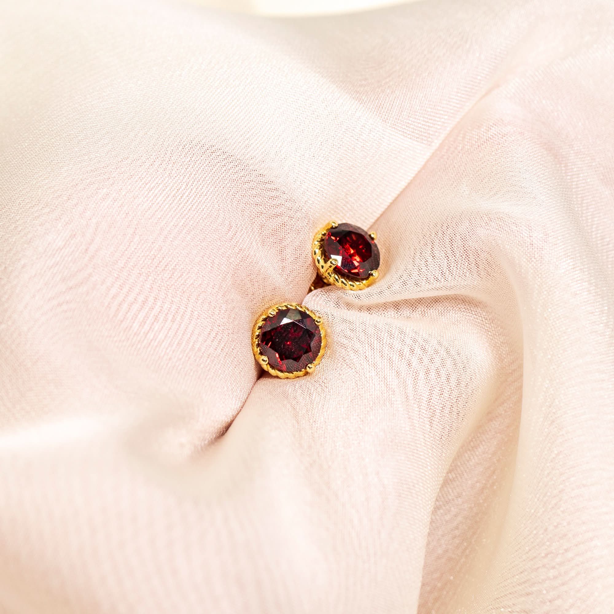 18K SOLID GOLD GARNET STUD EARRINGS - Melbourne, Australia